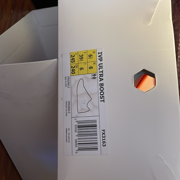 Adidas Ivy Park Ultra Boost - Picture 3 of 3